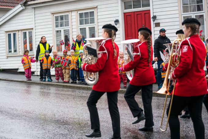 Korpsmusikantar marsjerer i gata under besøket til Kongeparet. Foto: Simen Sund, Det kongelege hoff